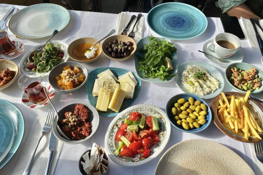 Bőséges török reggelizés, avagy minden, mi szem-szájnak ingere. Fotó: Kazár Zalán Kristóf