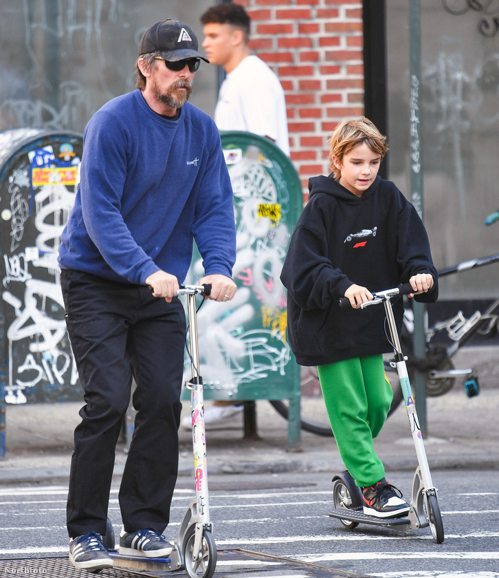Christian Bale-t New York utcáin szúrták ki a paparazzik, miközben a fiával rollerezett
