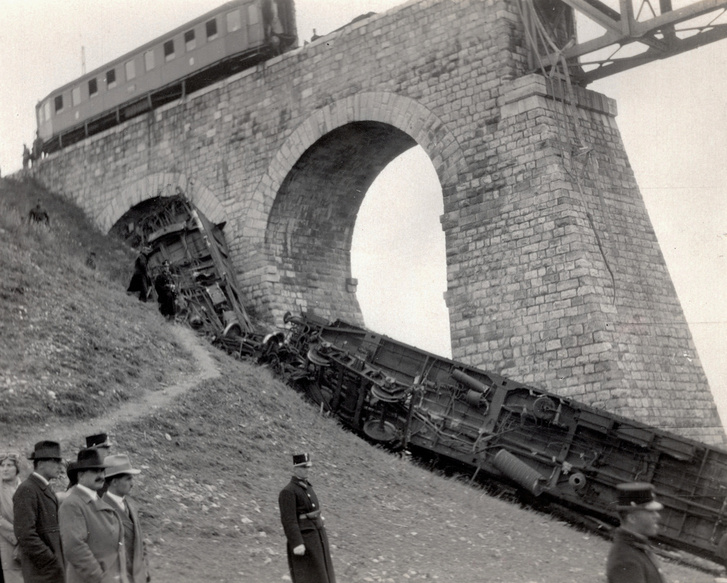 A viadukt keleti, Budapest felőli oldala, az összetört vasútikocsikkal (fotó: Fortepan)