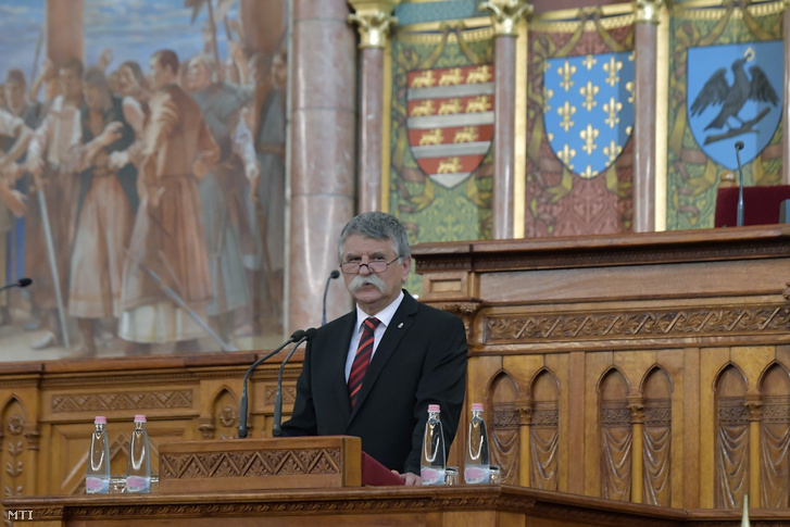 Kövér László beszédet mond a Károli Gáspár Református Egyetem alapításának 30. évfordulója alkalmából rendezett konferencián, az Országház Felsőházi termében 2023. október 12-én