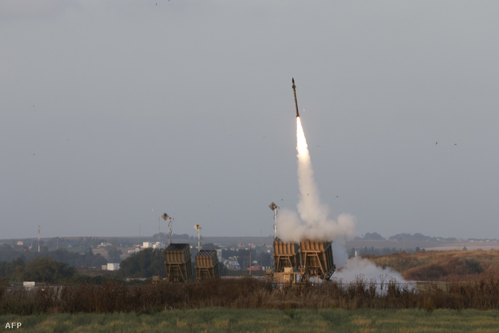 Az izraeli erők rakétákat lőnek ki a Vaskupola védelmi rendszerükből
