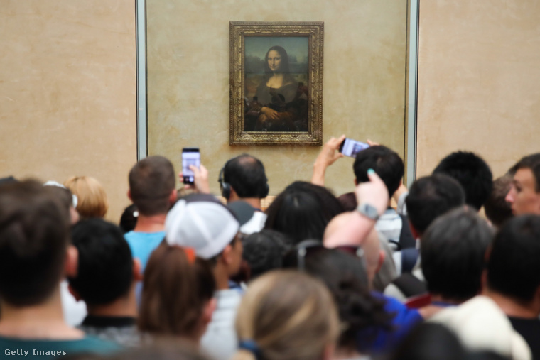 A Mona Lisa kiállítva a Louvre-ban. (Fotó: NurPhoto / Getty Images Hungary)