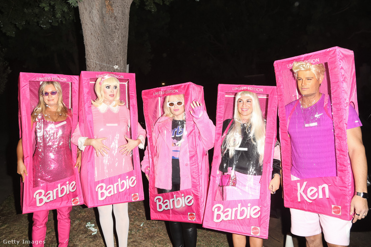 Rebel Wilson mintha előre látta volna a jövőt: 2022-ben bedobozolt Barbie-babának öltözött a barátnőivel, akiket egy Ken-baba is elkísért a Beverly Hills-i Casamigos Halloween Partira