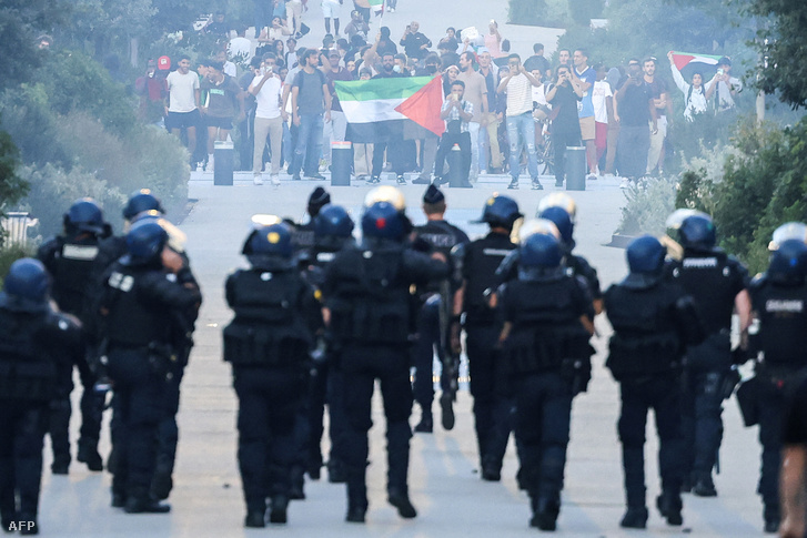 Tüntetők a francia csendőrökkel szemben a palesztinok támogatására szervezett, nem engedélyezett tüntetésen a délnyugat-franciaországi Toulouse-ban 2023. október 12-én