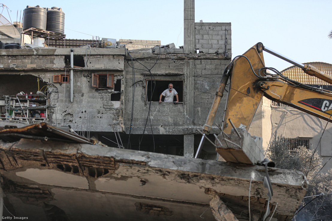 Polgári védelmi csapatok és lakosok kereső- és mentőakciót indítanak a lerombolt vagy súlyosan megrongálódott épületek körül Han Juniszban 2023. október 14-én