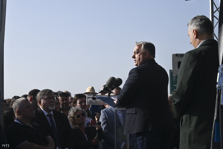 Orbán Viktor miniszterelnök beszédet mond az új, Győr és Pápa között megépült, kétszer kétsávos, 36 kilométer hosszú 83-as út avatóünnepségén Pápa közelében 2023. október 14-én