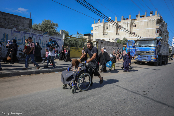 Palesztinok menekülnek gyalog Gáza városból Gáza déli részére, miután az izraeli hadsereg felszólította őket, hogy hagyják el északi otthonaikat Gázában, 2023. október 13-án
