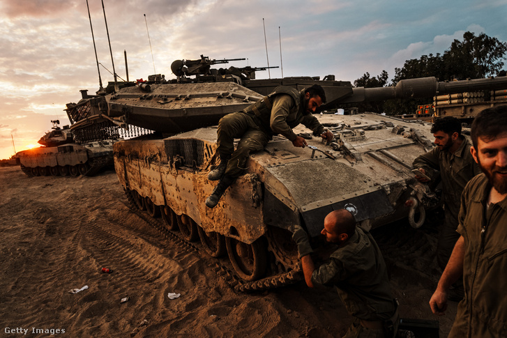 Izraeli Merkava harckocsiegységek csoportosulnak a gázai határ közelében Izrael déli részén 2023. október 14-én
