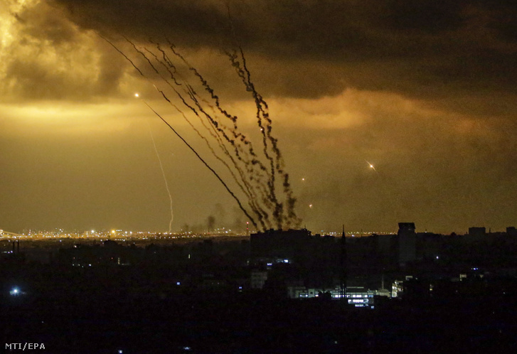 A Gázai övezetet irányító Hamász palesztin iszlamista szervezet milicistái rakétákkal lövik Izraelt a Gázai övezetből 2023. október 14-én