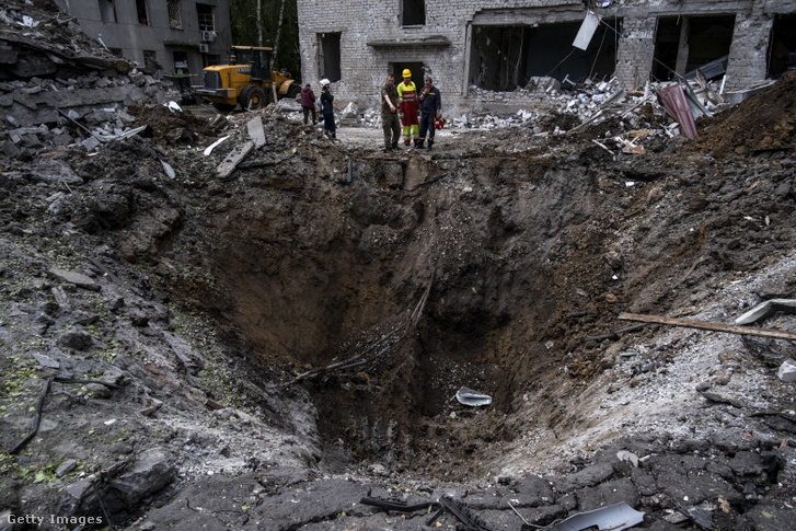 Egy orosz rakétacsapás után hagyott kráter Dnyiproban, Ukrajnában