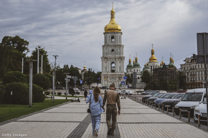 Egy pár sétál Ukrajna fővárosában 2023. július 8-án – a mindennapi élet a háború közepette is folytatódikFotó: Ercin Erturk / Anadolu Agency / Getty Images Hungary