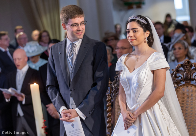 Mecklenburg hercege és a hercegné a Neustrelitz templomában megtartott esküvőjükön