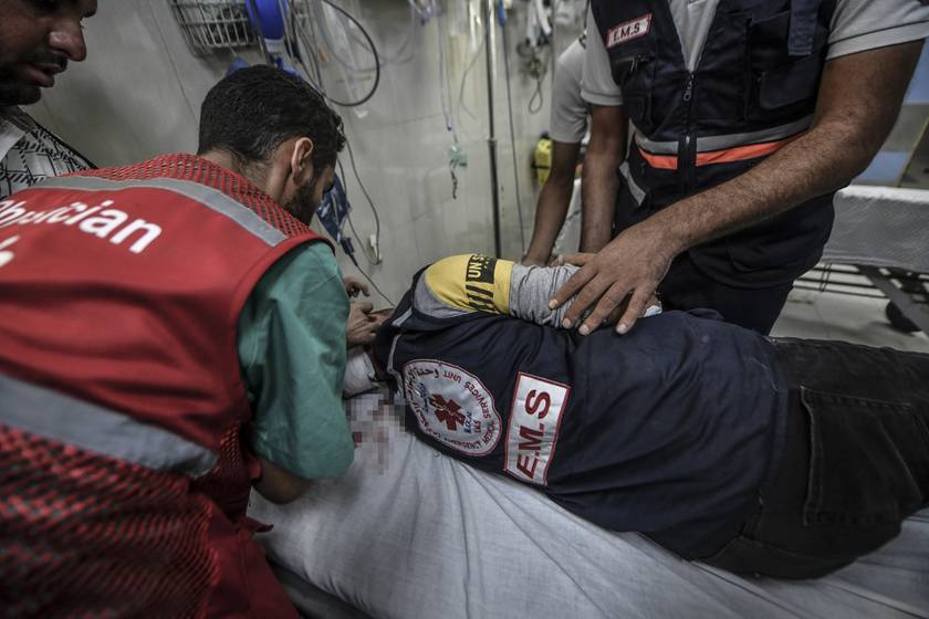 Egy sérült férfi ellátása a Khan Yunis Kórházban.