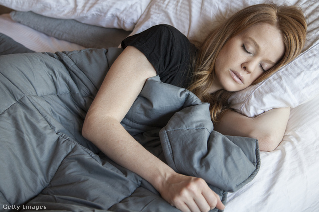 A súlyozott takaró alatt gyorsabban elalszunk