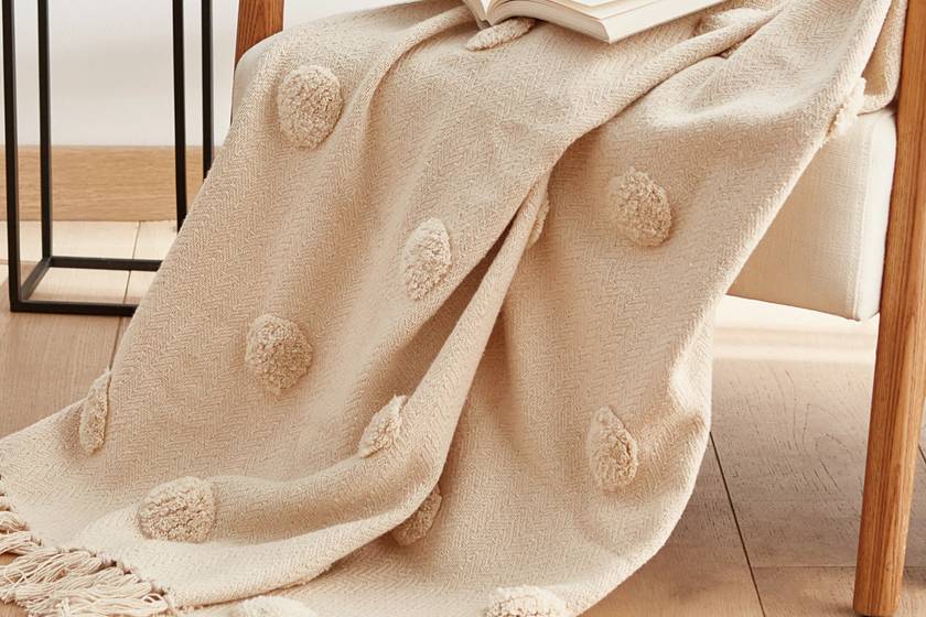 Az egyik legolcsóbb meleg takaró a Pepco kínálatában szereplő, krémszínű, 100% pamutból készült, rojtos takaró, aminek ára 3900 forint.
