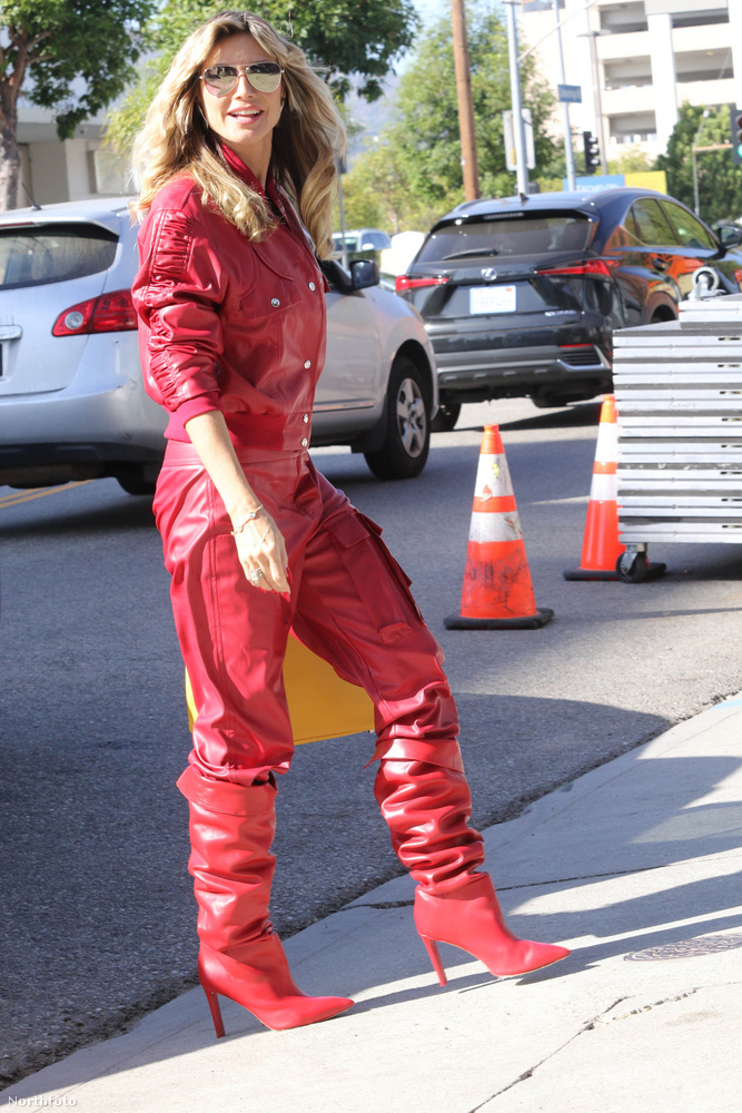 Heidi Klum ebben a tűzpiros szexi szettben feszített egy Hollywoodi stúdió előtt, ahova egy felvételre érkezett