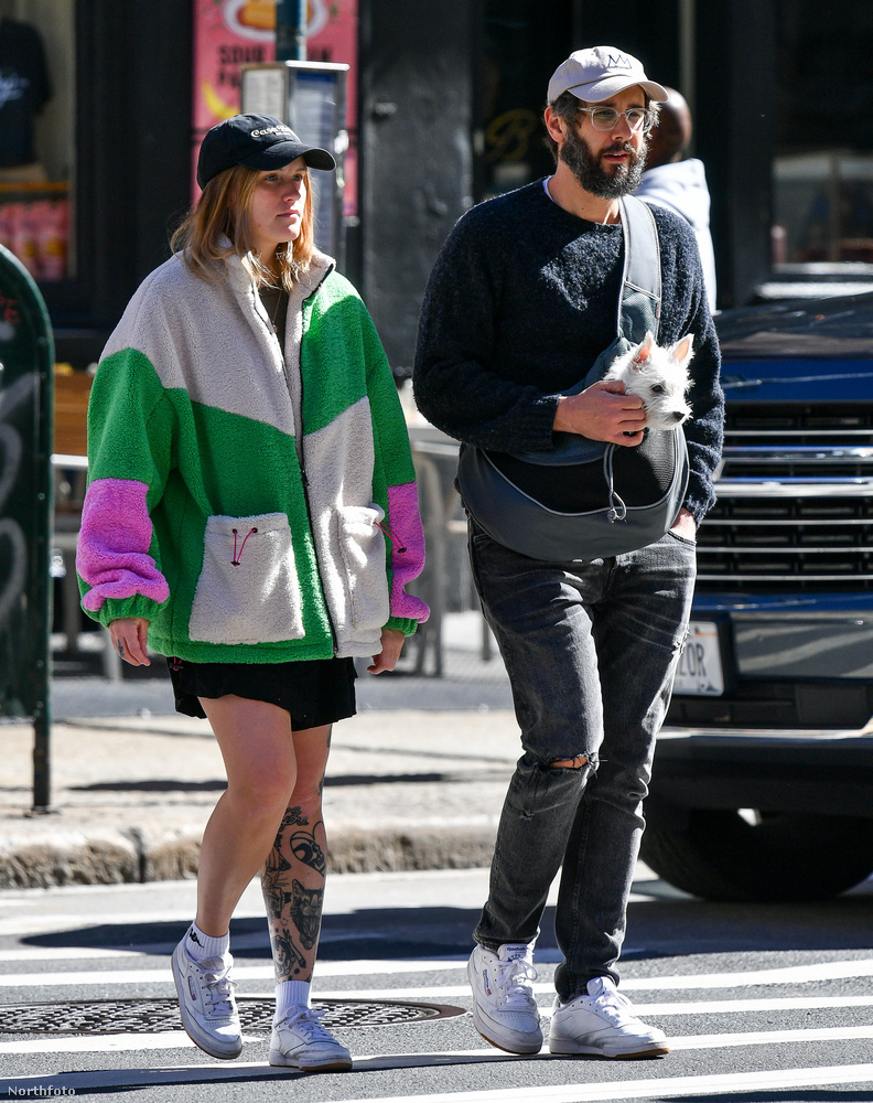 Josh Groban Grammy‑jelölt énekes‑zeneszerzőt a barátnőjével, Natalie McQueen színésznővel látták kutyát sétáltatni New Yorkban