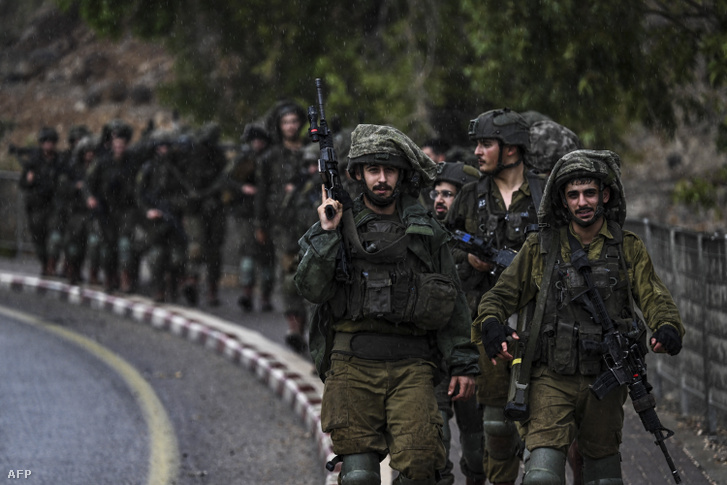 Az izraeli hadsereg katonái járőröznek egy meg nem nevezett területen Izrael északi részén, a Libanonnal határos területen 2023. október 15-én