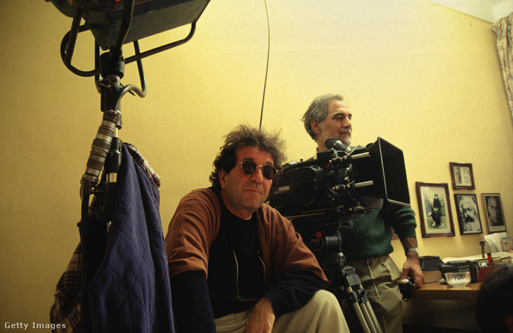 Dariush Mehrjui iráni rendező A körtefa című film forgatása közben Teheránban, 1998 körül