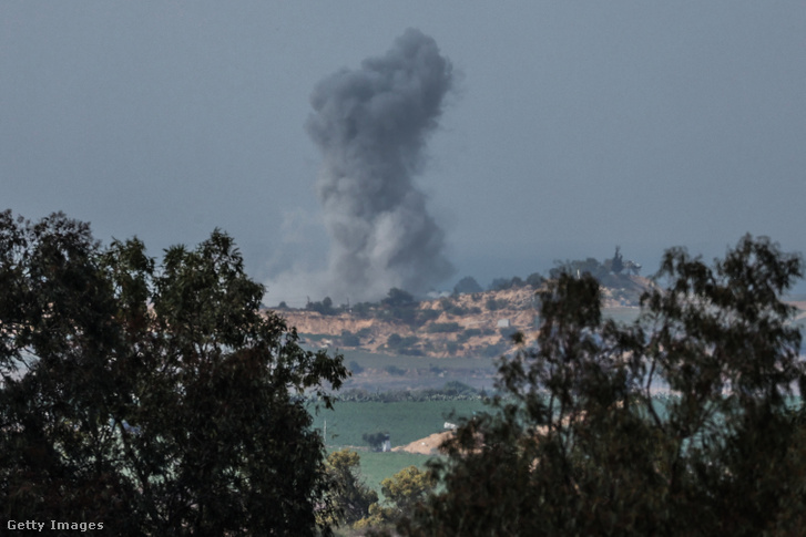 Füst száll fel Gázában 2023. október 16-án