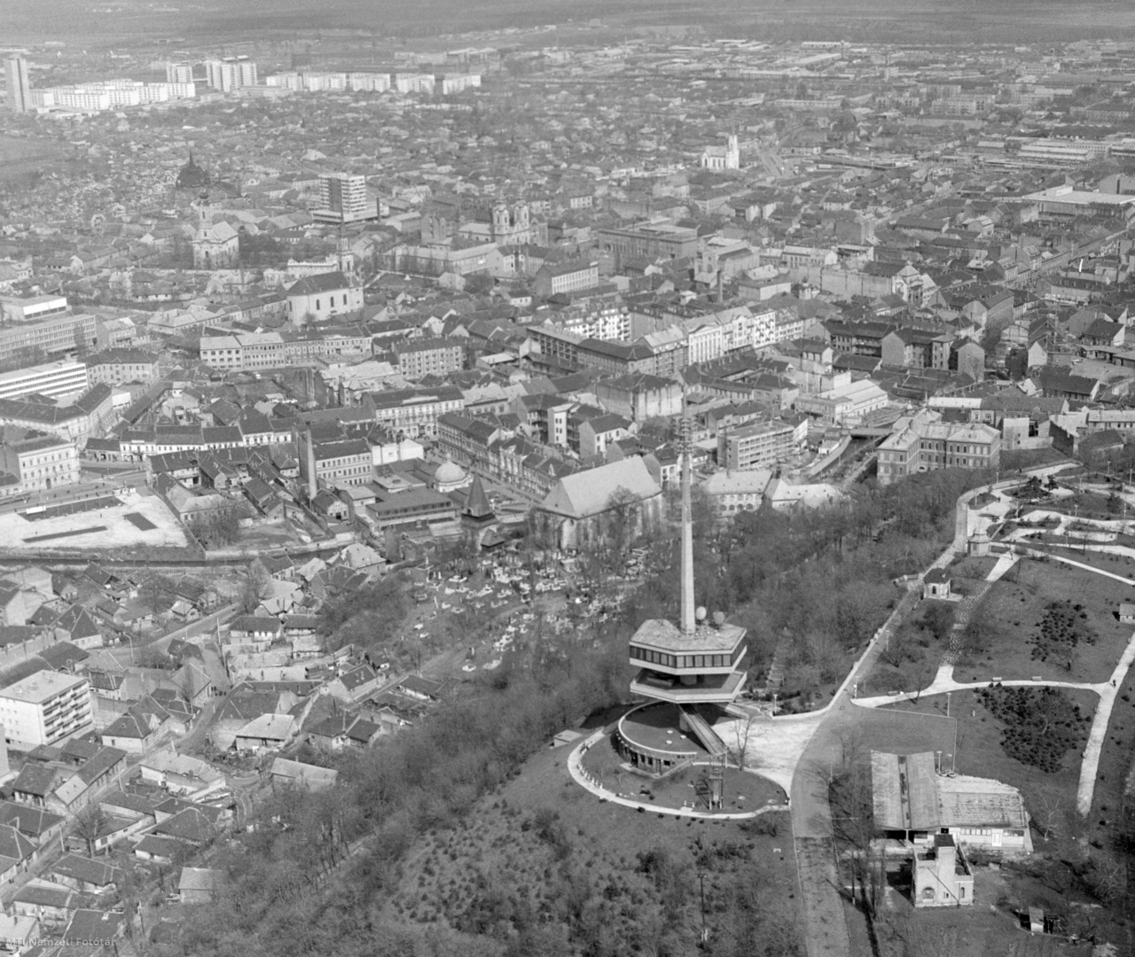 Miskolc, 1970. április 4. Miskolc látképe az Avason lévő tévétoronnyal. Az előző kilátó fából készült, 1956-ban elpusztult. Az új építmény egyben tévétorony, 72 méter magas. 1963-ban épült Hofer Miklós tervei alapján