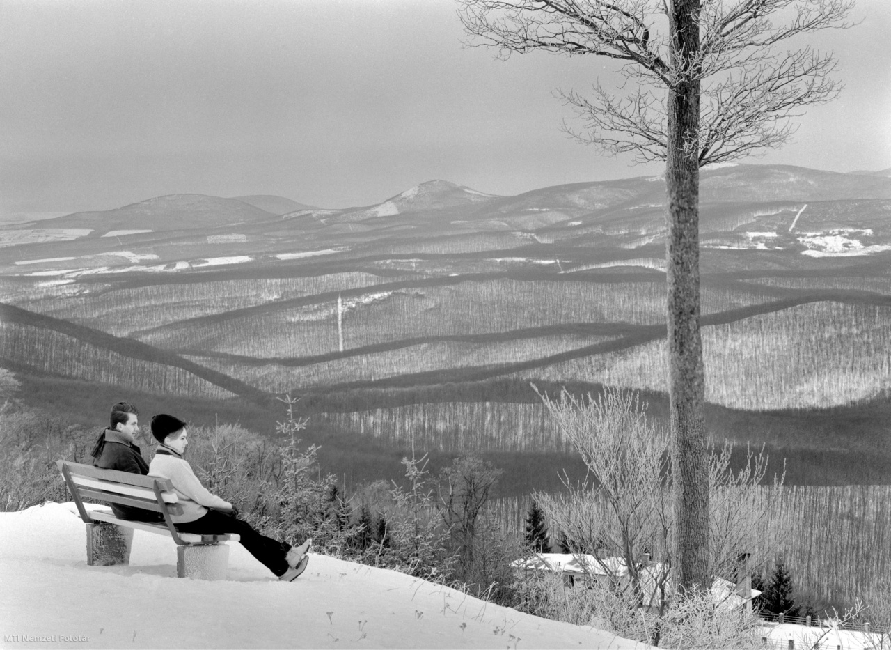 Mátraháza, 1965. január 19. Kiránduló pár nézi a havas tájat Mátraházán