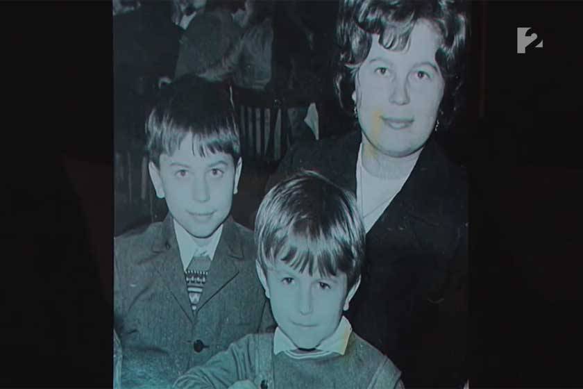 Ezt a gyerekkori fotót A Nagy Ő egyik randiján mutatta meg. Édesanyjával és bátyjával látható rajta.