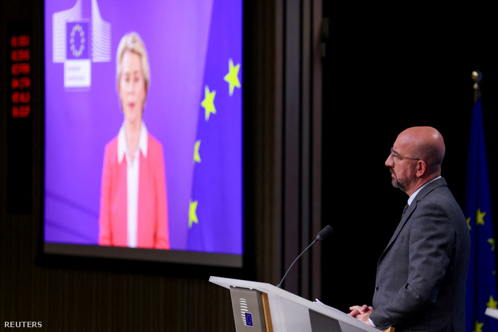 Charles Michel, az Európai Tanács elnöke sajtótájékoztatót tart, miközben Ursula von der Leyen, az Európai Bizottság elnöke videokapcsolaton keresztül részt vesz az uniós vezetők közel-keleti válságról tartott rendkívüli csúcstalálkozóján Brüsszelben 2023. október 17-én