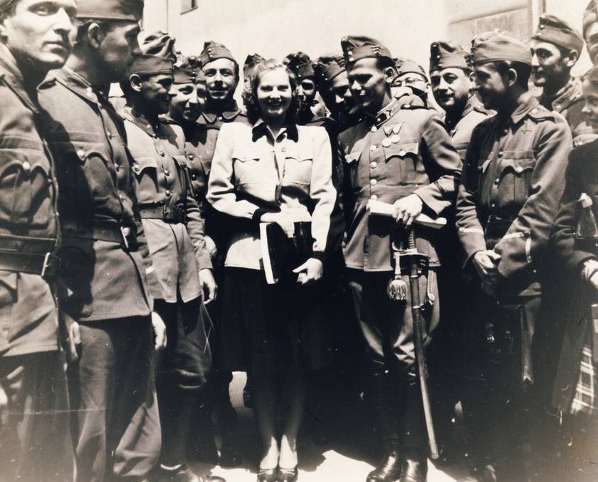 Szeleczky Zita katonák között 1940-ben.