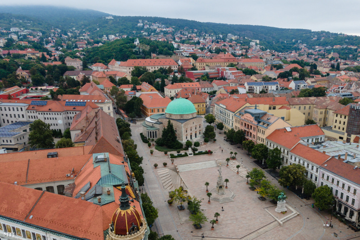 A drónnal készült felvételen a pécsi Széchenyi tér 2023. augusztus 17-én