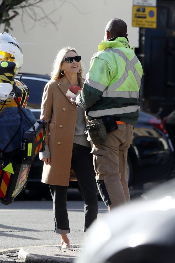 Kate Mosst séta közben szúrták ki a paparazzik