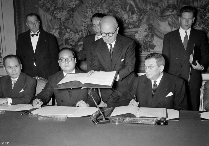 Nguyen Phuc Buu Loc miniszterelnökként a Vietnám függetlenségét elismerő szerződés aláírásakor Franciaországban, 1954. június 4-én