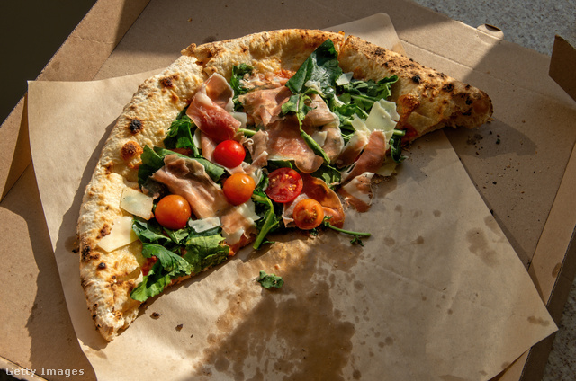 Szobahőmérsékleten gyorsan romlásnak indul a pizza, ezért másnap kockázatos lehet megenni
