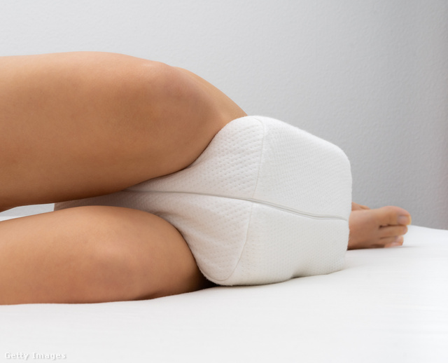 A lábaid közé tett párna segít megfelelő pozícióban tartani a tested alvás közben