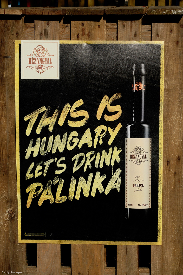 Pálinka ivásra felszólító plakát a 2018-as Sziget fesztiválon. (Fotó: Didier Messens / Getty Images Hungary)