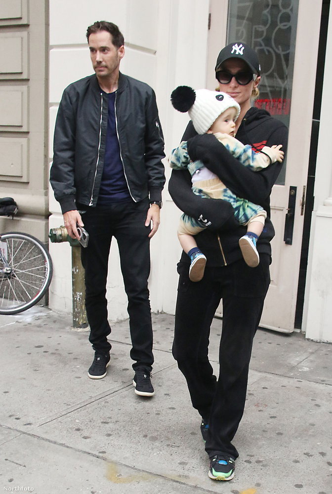 Paris Hiltont gyermekével, Phoenix Barron Hilton Reummal és férjével, Carter Reummal New Yorkban járt