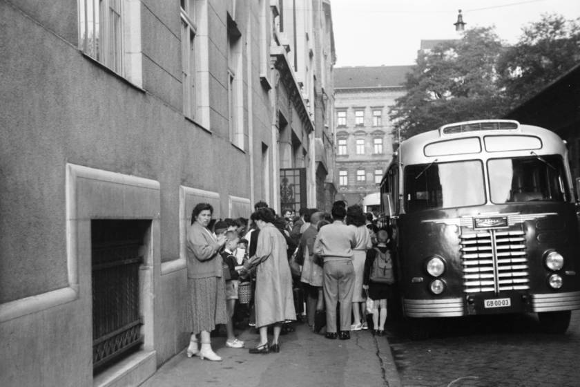 Az első kép 1961-ben, a Vasas Szakszervezet Székháza előtt készült, ahol a kisiskolások és az őket elkísérő szülők gyülekeztek. A kirándulásra klasszikus Ikarusz busszal mentek, ahogy akkoriban sokan mások is.