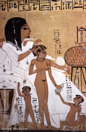 Egyiptomi apa gyermekeivel