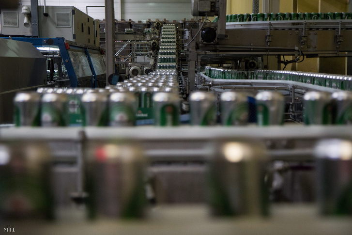 Sörösdobozok haladnak egy gépsoron a Heineken Hungária Sörgyárak Zrt. soproni sörgyárában