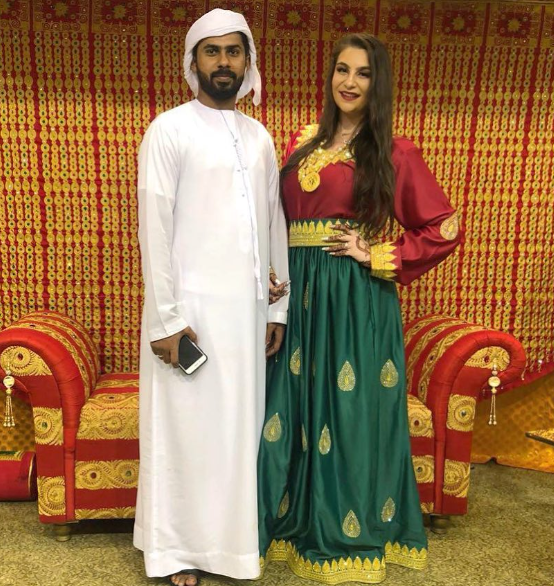 A most 32 éves Jamal Al Nadak háromszor hívta randevúra a fiatal nőt egyetemi éveik alatt, mire a nő esélyt adott neki. Első randevújukon a férfi luxusautóval ment érte, Dubaj legdrágább éttermébe vitte, a találka után pedig sorra írta neki az újabb és újabb üzeneteket, folyamatosan udvarolt, aminek meg is lett az eredménye.