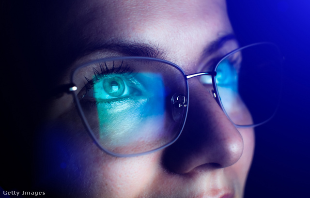 A kékfény-szűrős szemüvegek védelmet nyújthatnak