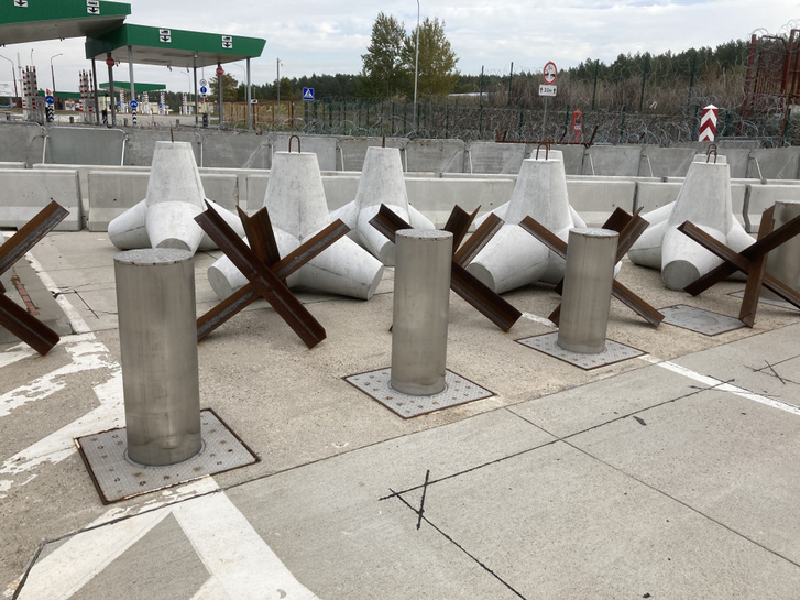 A határátkelő lengyel oldalát betonoszlopok, tankcsapdák és egyéb akadályok védik a határőrök és a hadsereg mellett.