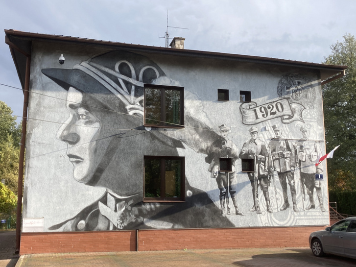 Kuznica polgármesteri hivatalára festett falfestmény. Az alkotás 2020-ban készült és az 1920-as szovjet–lengyel háborúra utal, ami után Lengyelország ismét visszanyerte függetlenségét. Az egyik legkeményebb csata a térségben volt.