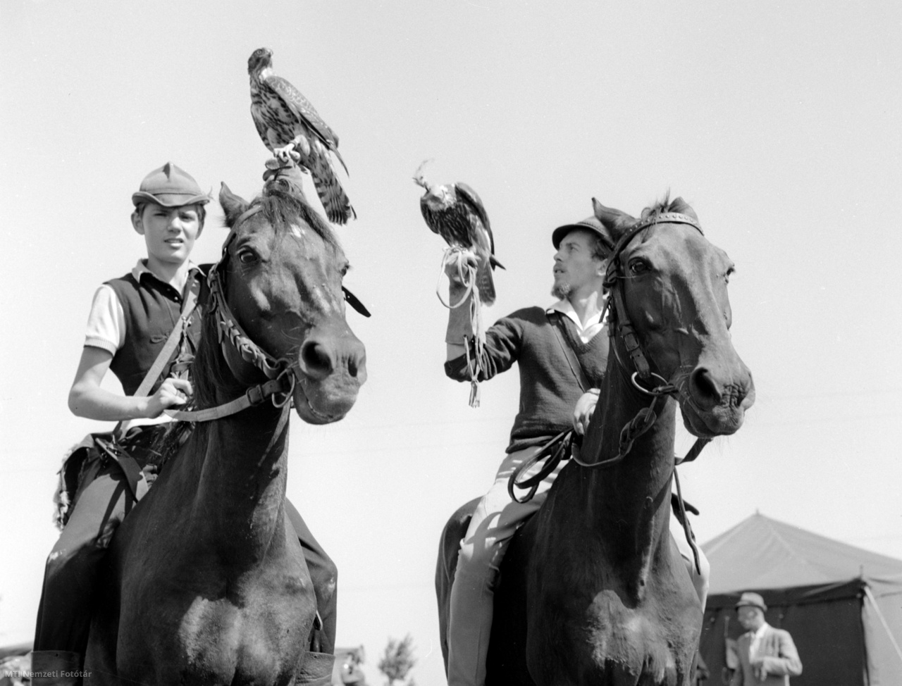Kiskunfélegyháza, 1963. augusztus 20. Lóháton indulnak röptetésre vadászmadarukkal a solymászok a Kiskunfélegyházán megrendezett országos solymásztalálkozón augusztus 20-án