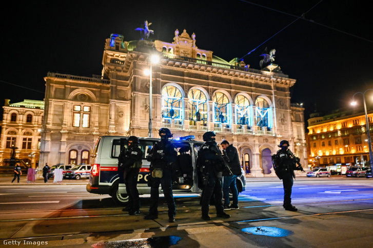 Felfegyverzett rendőrök állnak a Bécsi Állami Operaház előtt, miután lövések dördültek a belvárosban 2020. november 2-án Bécsben