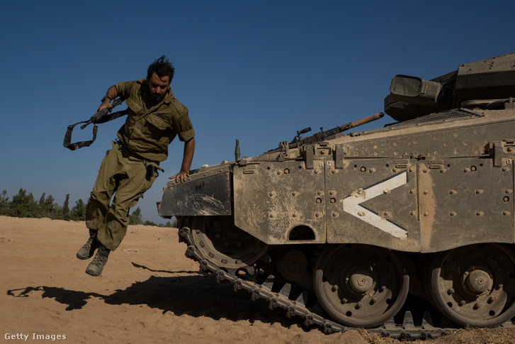 Egy IDF-katona leugrik egy harckocsi elejéről 2023. október 21-én Dél-Izraelben