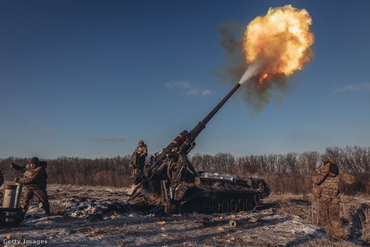 Ukrán katonák "pion" tüzérséggel dolgoznak a donbásszi frontvonal északi irányában, miközben az orosz-ukrán háború folytatódik az ukrajnai Donyeckben 2023. január 7-én