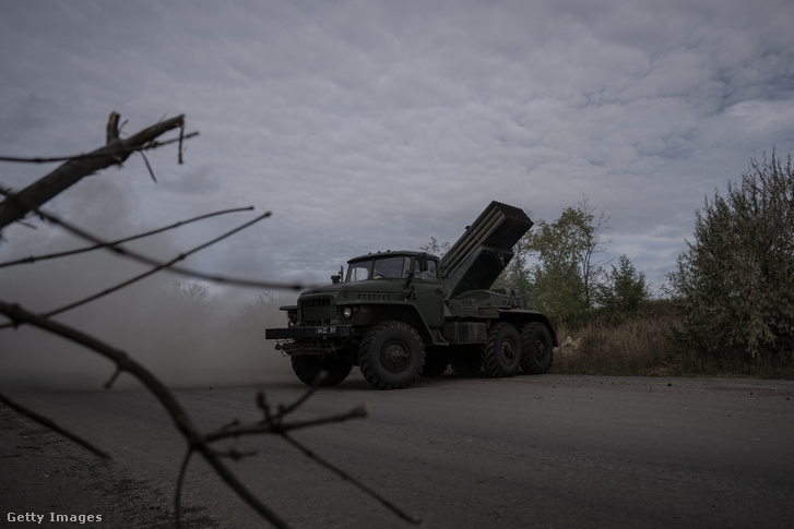 Az ukrán hadsereg 59. motorizált dandárjának katonái Grad rakétákkal készülnek tüzet nyitni az orosz állásokra, miközben az ukrán hadsereg műveletet hajt végre az orosz erők lövészárkainak megcélzására a Donyecki területen keresztül Oroszország és Ukrajna háborúja közepette Avdijivka irányában 2023. október 20-án