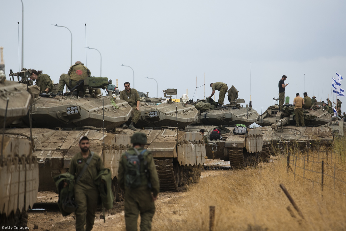 Izraeli katonák rendezik páncélozott személyszállító járműveiket, amint alakzatban haladnak a libanoni izraeli határ közelében 2023. október 15-én Amiad közelében, Izraelben
