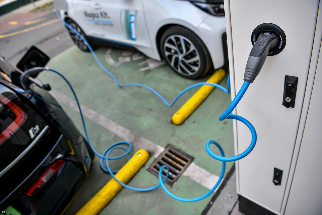 Elektromos autók töltődnek egy debreceni töltőállomáson 2018. december 13-án